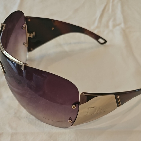 DIOR Vintage Sunglasses with case and cloth case and a cleaning cloth  also box - Picture 7 of 10